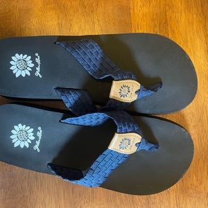 ‼️PRICE DROP‼️Yellow Box, excellent condition. Worn 2 times. Size 9. Blue❤️‼️